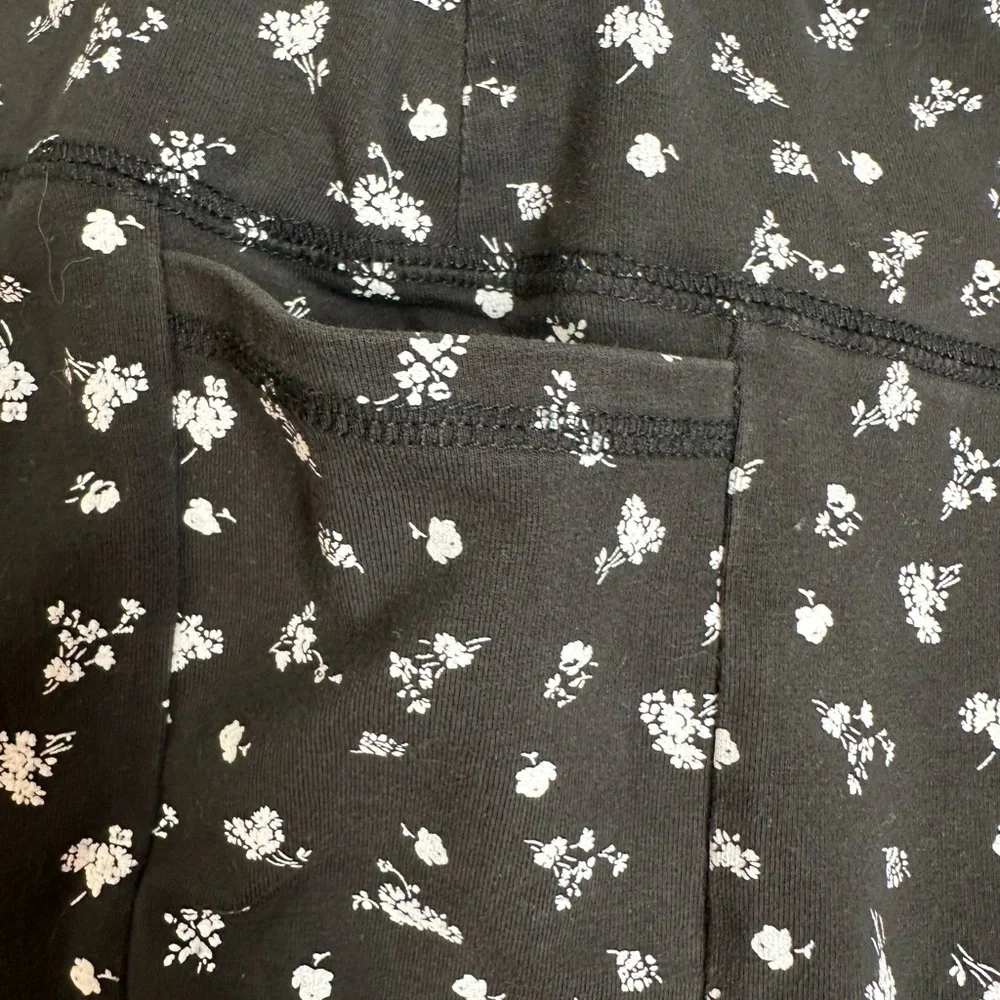 EUC Hollister Women’s Micro Floral Black White Bike Athletic Shorts Pocket - L